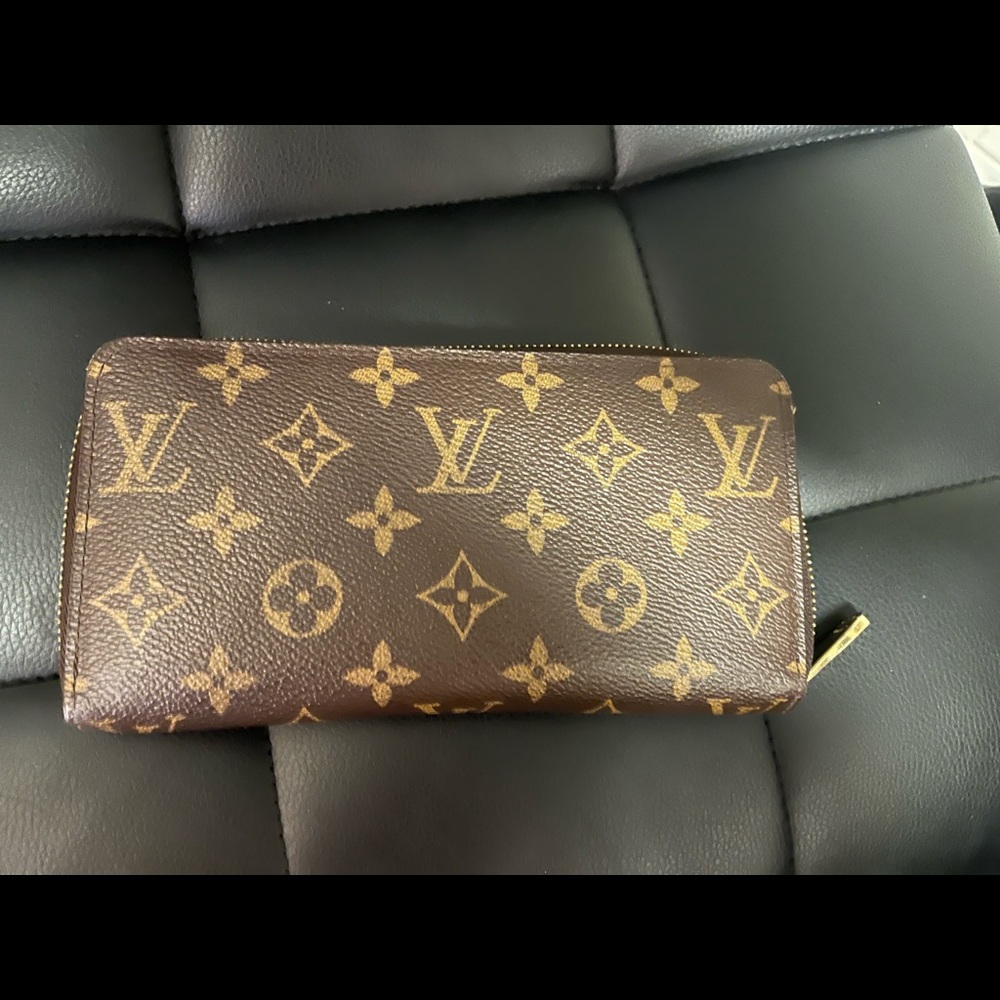 Louis Vuitton zippy wallet